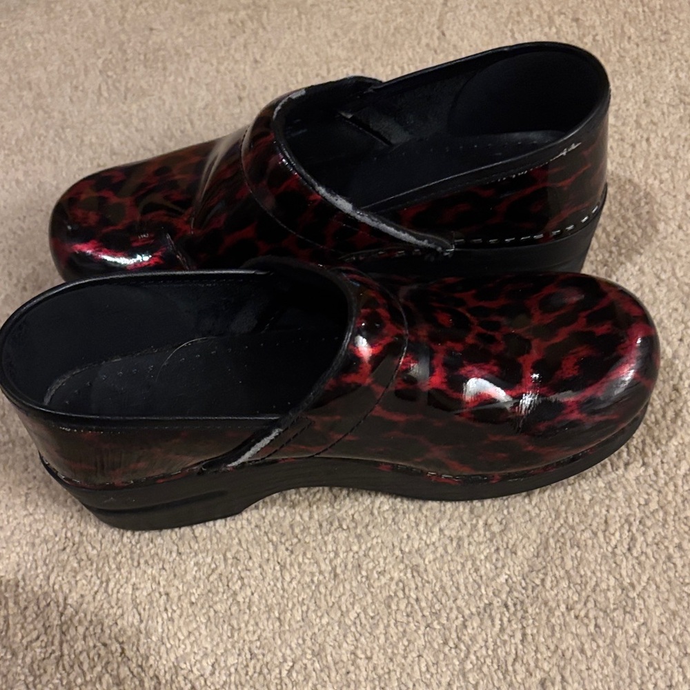 Dansko Red Leopard Print Clogs size 38 - Picture 4 of 6